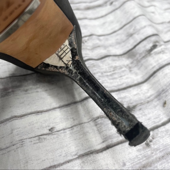 BADGLEY MISCHKA Formslag Peep Toe Grey Silver Jeweled Satin Heels - Picture 8 of 8